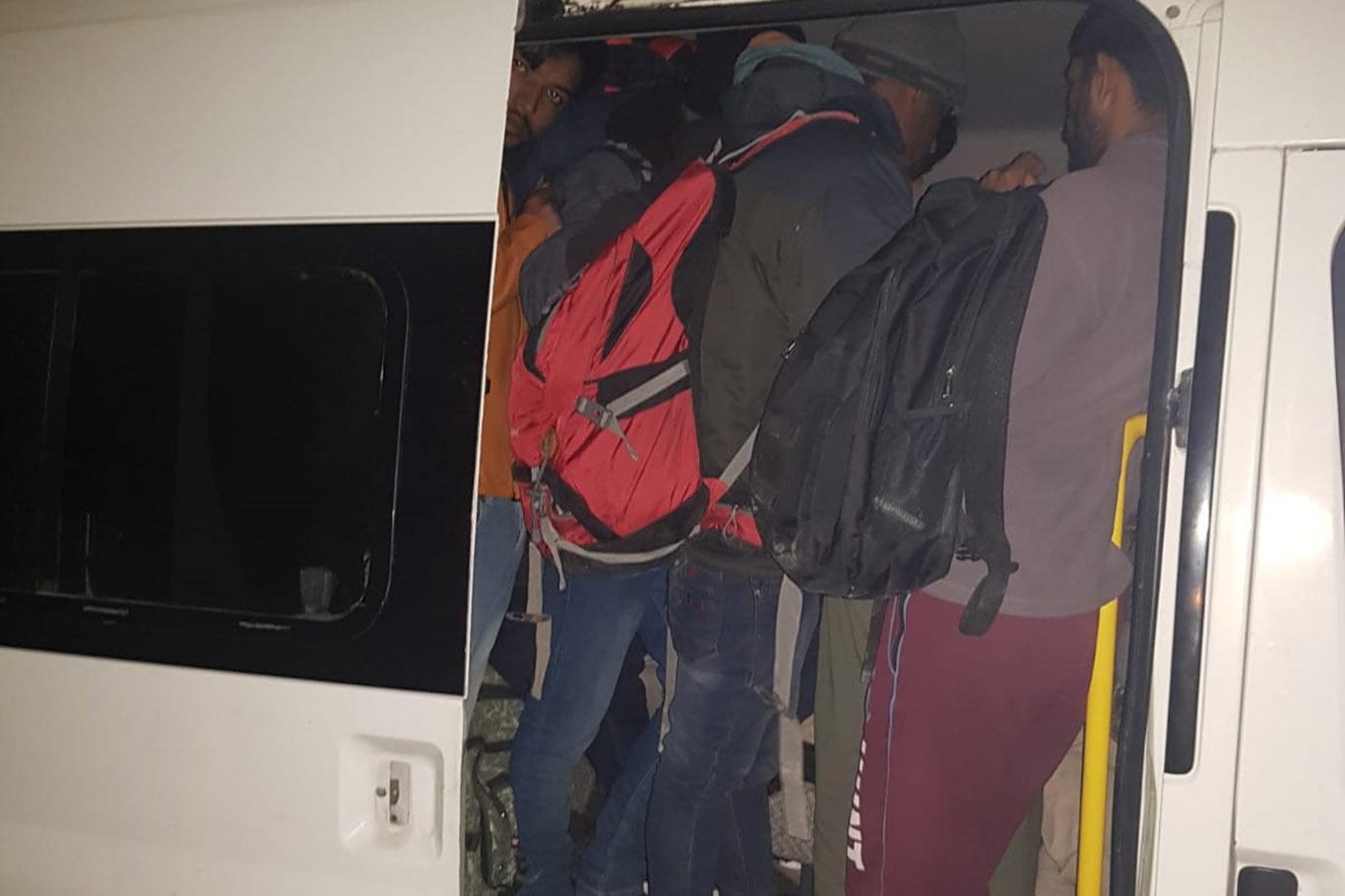 Düzensiz göçmenleri yol kenarına bırakıp kaçtılar Düzensiz göçmenleri yol kenarına bırakıp kaçtılar